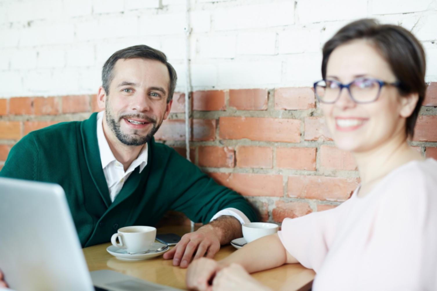 Empresarios analizando estrategias financieras en una sesión de trabajo